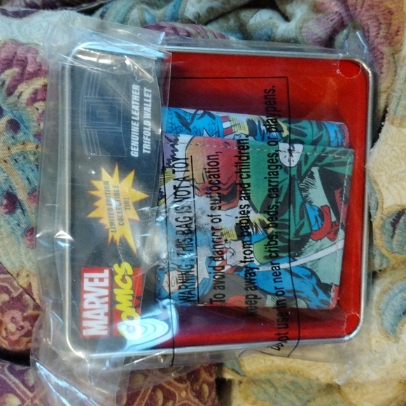 Captain America Trifold Wallet - Picture 5 of 6